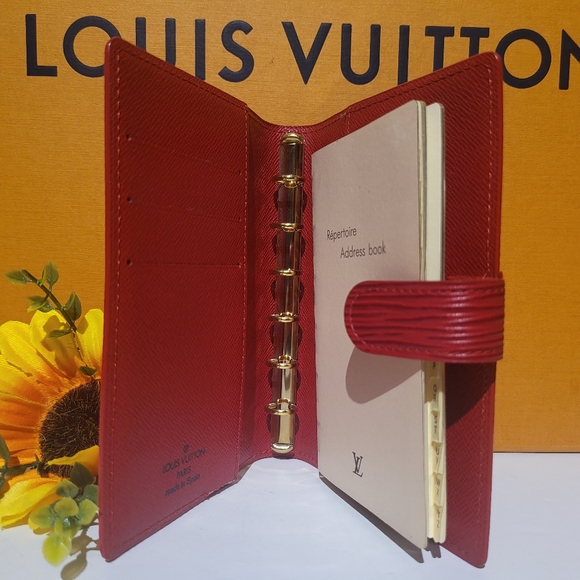 🔥SOLD🔥LOUIS🌻VUITTON EUC Epi Bifold Passport Agenda - Picture 7 of 16